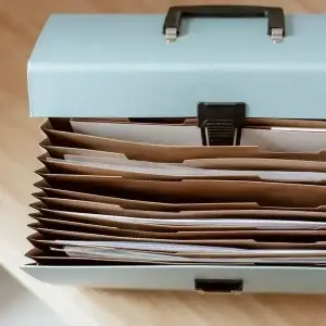 Archivador con documentos organizados para la gestión documental